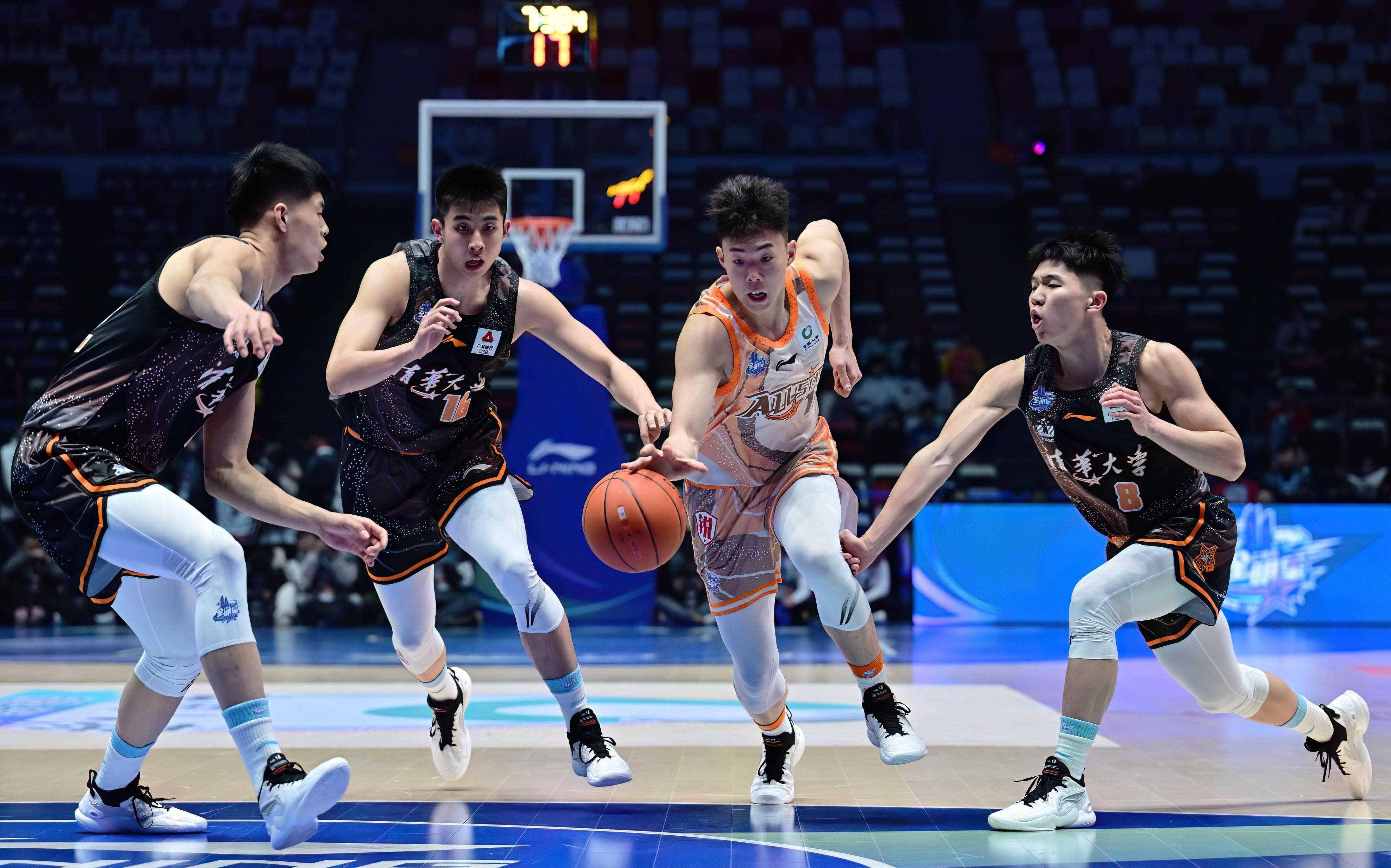 篮球队员在赛场上碰撞出火花 篮球队员在赛场上碰撞出火花