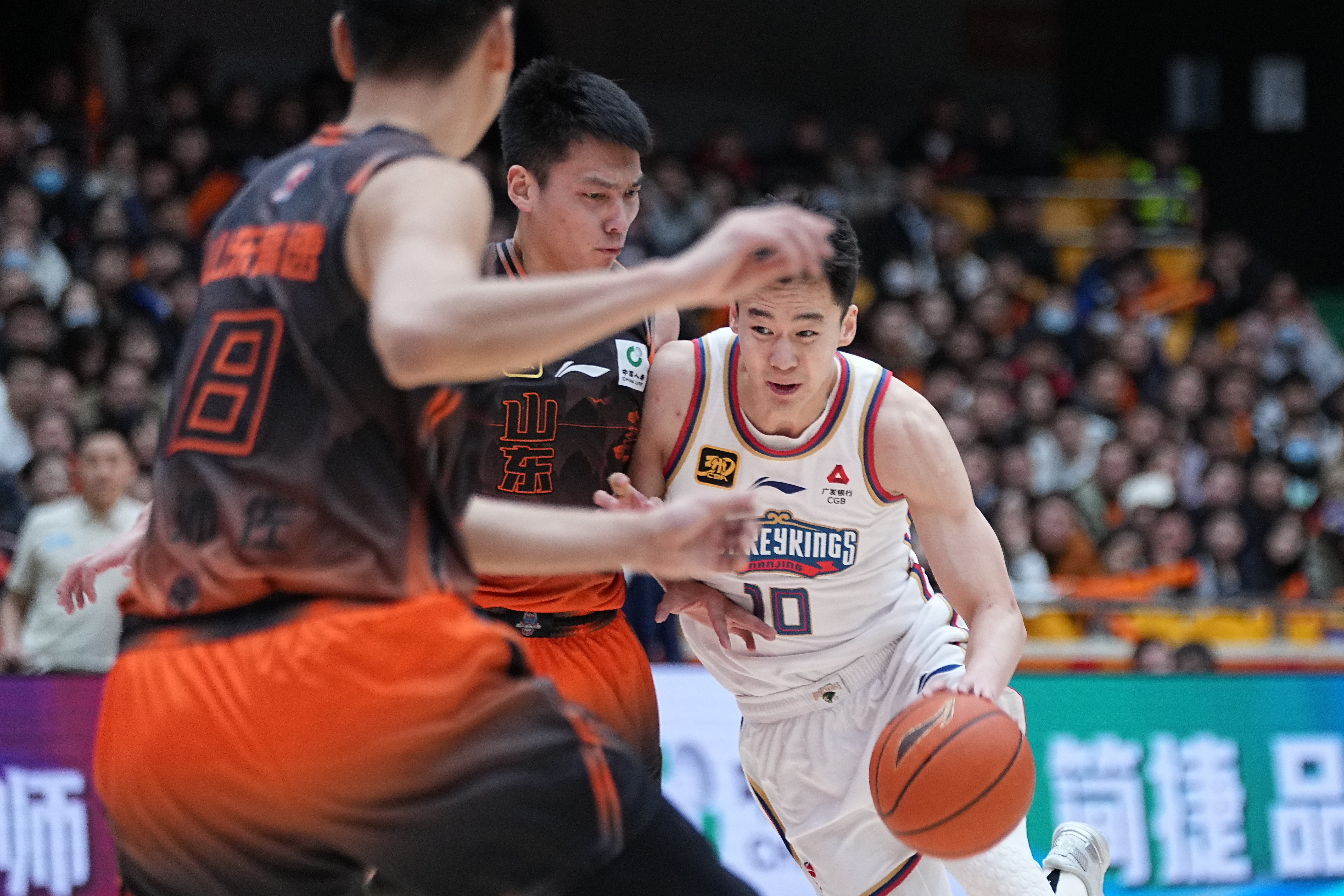 篮球队员在赛场上碰撞出火花 篮球队员在赛场上碰撞出火花